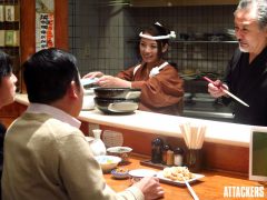 พนักงานสาว ร้านอาหารญี่ปุ่น โดนลูกค้ารุมโทรมหีหลังร้าน